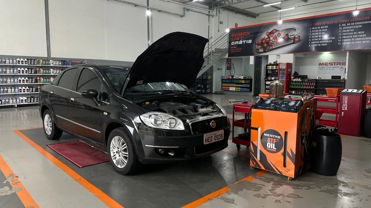 Oficina da Mestre Lubrificador com equipamento especializado para troca de óleo de câmbio automático